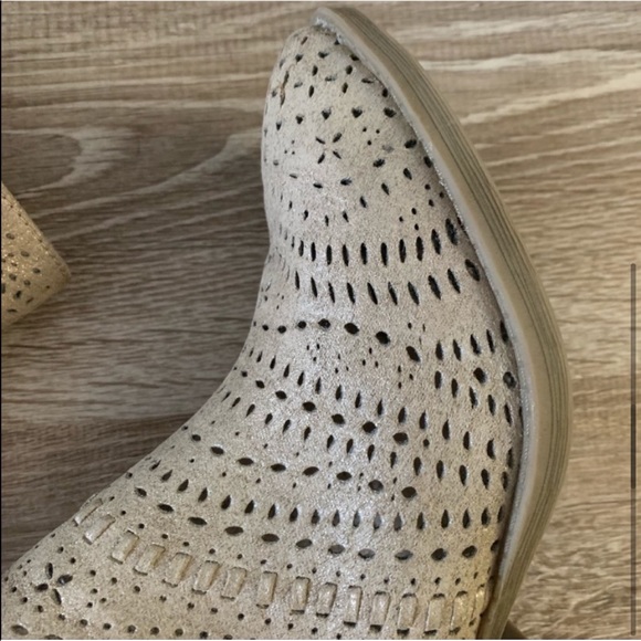 ❌SOLD❌ Not Rated Gold Embossed Laser Cut Autumn Booties - Picture 5 of 8